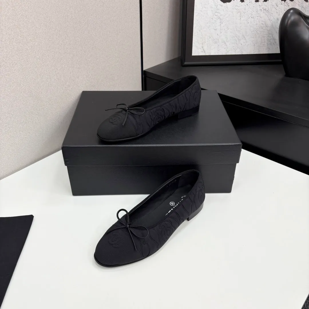 👟👟Ex-factory price 540👟👟 25Fw early spring latest color Chanel Xiaoxiang bow ballet flat shoes Believe me, this is a pair of ballet shoes that can take you to good places🩰 Upper: original lace mesh inner lining: no lining Sole: Italian genuine leather outsole Size: 34-41 regular size (34.40.41 customization is not returnable)